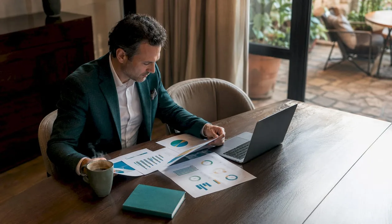 Ein Hotelmanager diskutiert am Konferenztisch die Vor- und Nachteile verschiedener OTA-Plattformen.