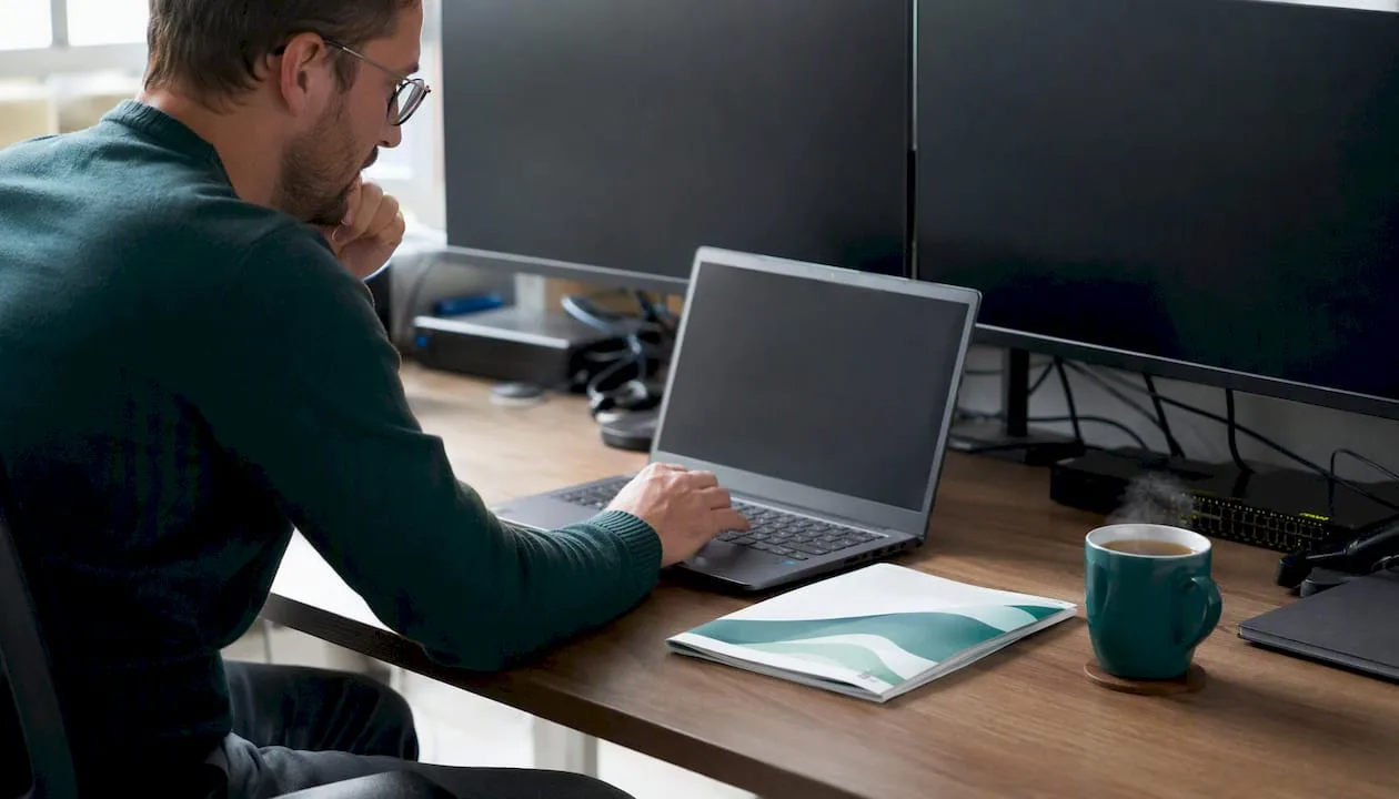 Ein IT-Experte sitzt konzentriert am Rechner und richtet einen Live-Stream ein.